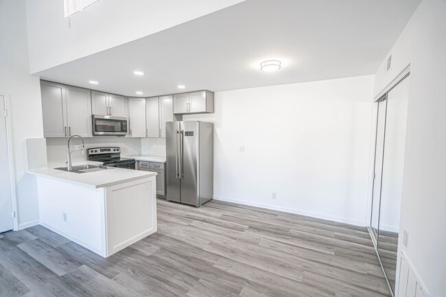 Building Photo - Remodeled 2 Bedroom Condo for Rent in Newh...