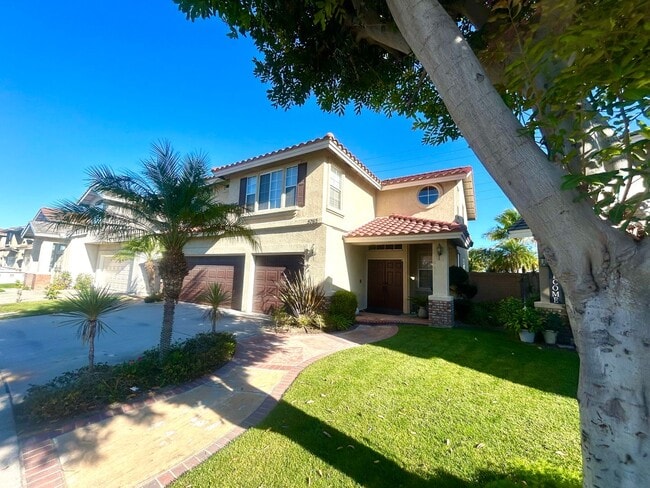 Foto del edificio - Spacious 4-Bedroom/2.5-Bath Home with Char...