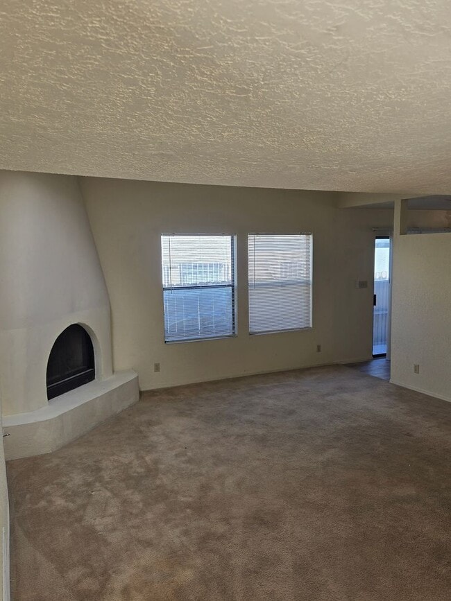 Foto del edificio - Two Bedroom Two Bathroom Two Car Garage in popular NE heights Neighborhood