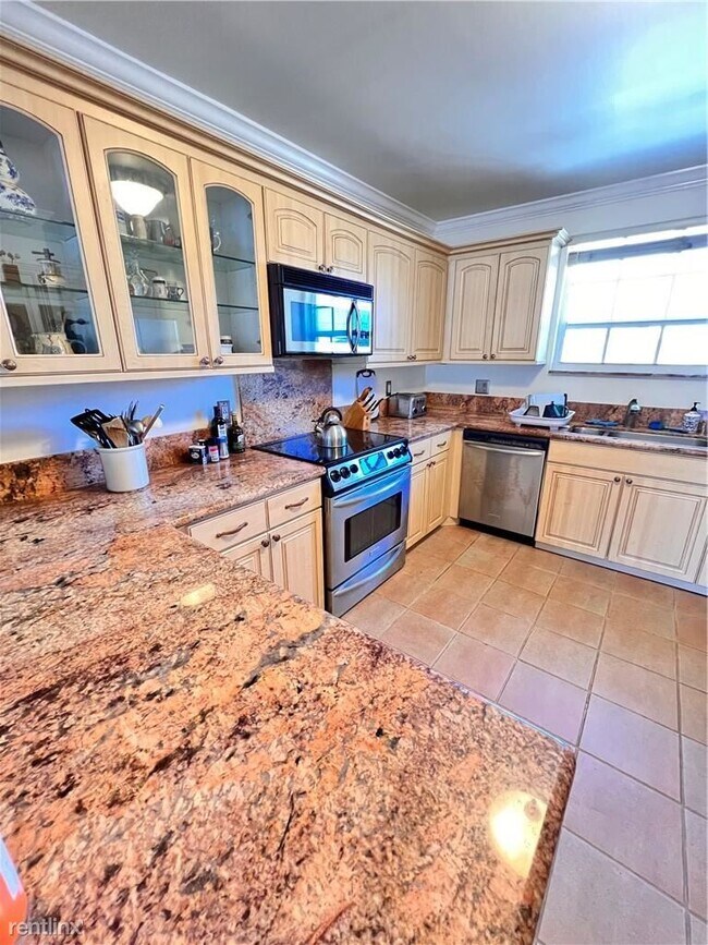 Foto del edificio - 2 br, 2.5 bath Condo - 2810 NE 30th St Apt E