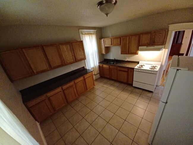 Building Photo - This spacious 3-bedroom lower level duplex...