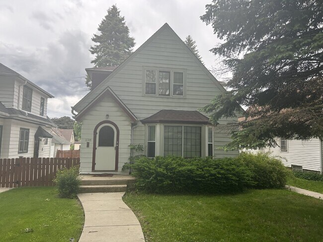 Building Photo - 2-Bedroom Duplex for Rent in Milwaukee