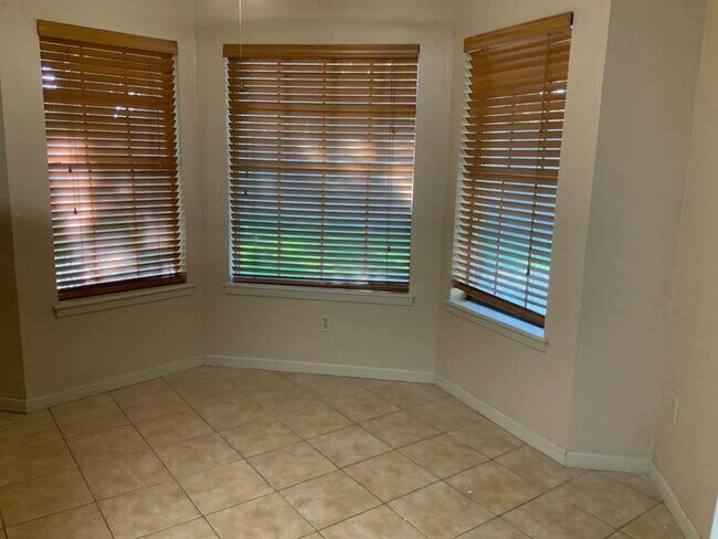 Foto del edificio - Spacious 4 bedroom 2 bath with lots of par...