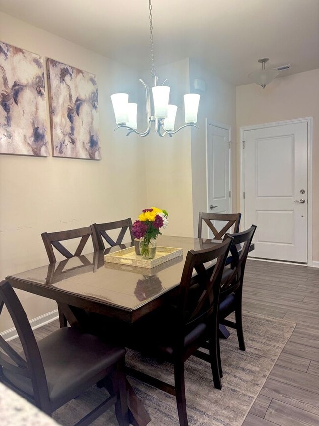Building Photo - AVAILABLE 9/1 - Beautiful 3 bed/2.5 bath T...