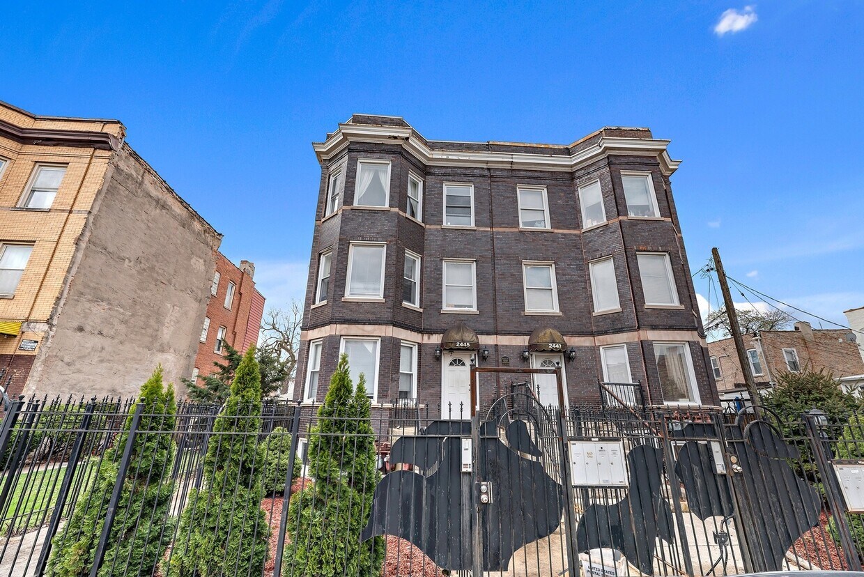 Primary Photo - 2445 W Flournoy St