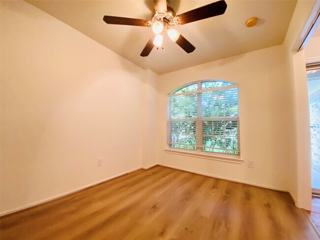 Foto del edificio - 5747 Wandering Creek Dr