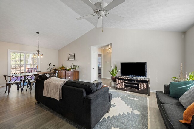 Foto del edificio - Bright and Spacious 3 Bedroom Home in Chesterfield ***Available Early March***