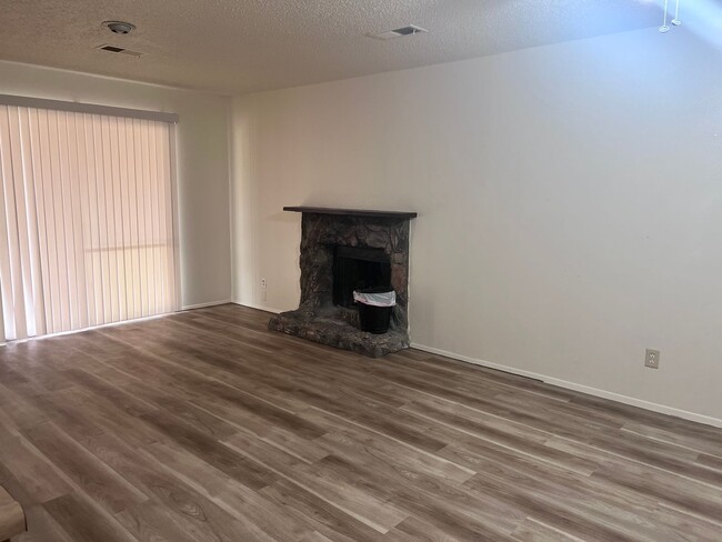 Building Photo - 3 Br, 1.75 Ba, 2 living areas, den with fi...