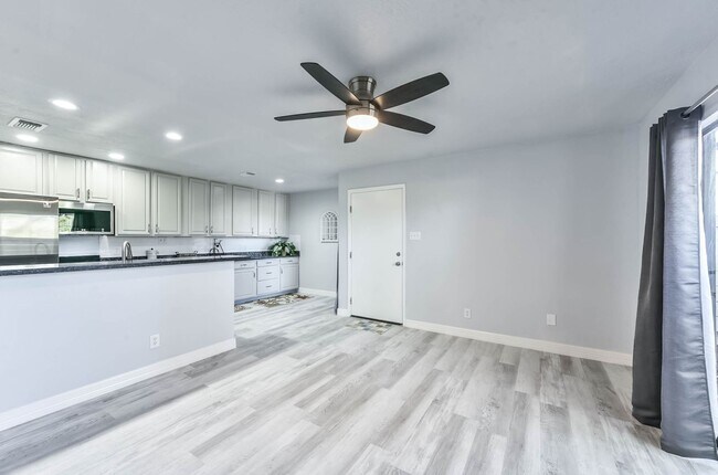 Building Photo - Remodeled 1 BR/1 BA Condo in Lakeside Complex