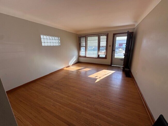 Foto del edificio - 4873 Woodstock Ave