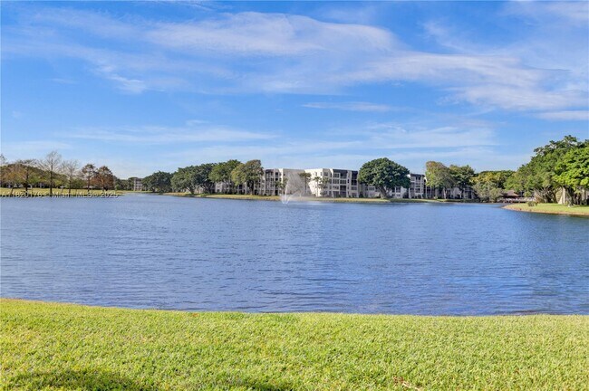 Building Photo - 1524 Whitehall Dr
