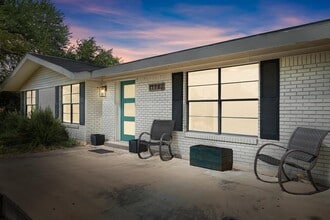 Building Photo - 11702 Oak Trail