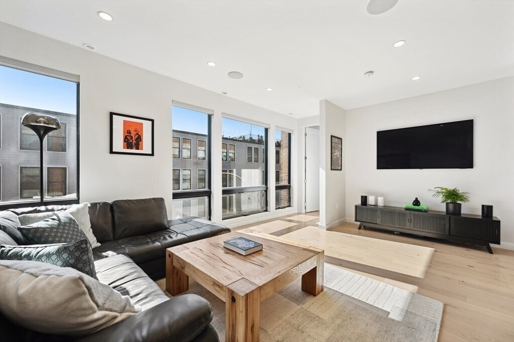 Foto principal - 340 W 2nd St