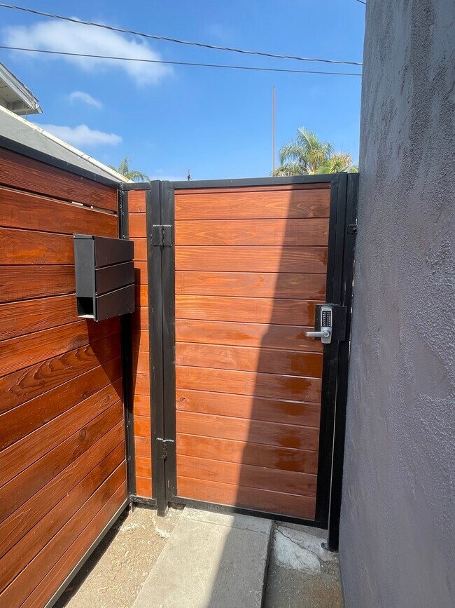 Puerta lateral - 4121 1/2 Supreme Ct