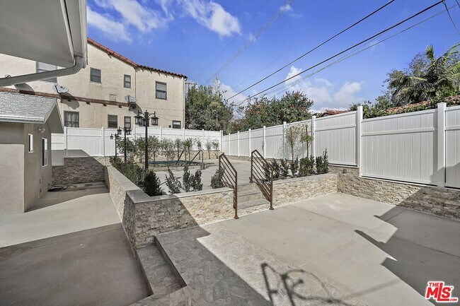 Building Photo - 1850 Holmby Ave