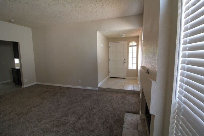 Building Photo - SHOWINGS AVAILABLE NOW