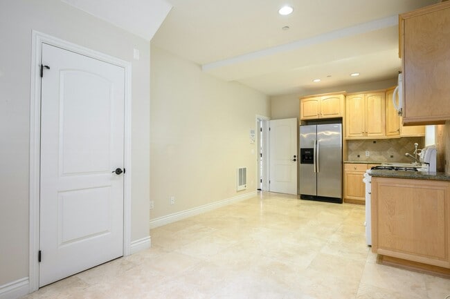 Building Photo - 217 S Irena Ave