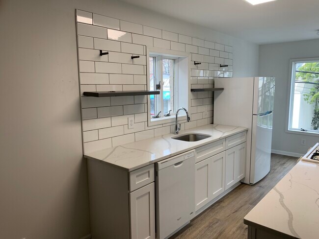 Building Photo - 16 E Front St