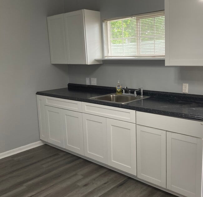 Building Photo - 211 E Will Rogers Blvd