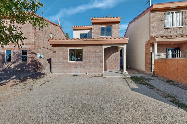 Building Photo - 3 bedroom 2 bath home in East El Paso!