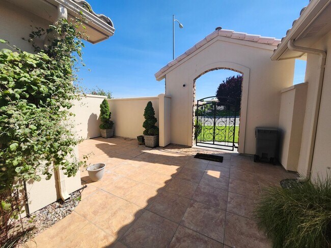 Foto del edificio - Tuscan-Style Townhome for Rent – Prime Ken...