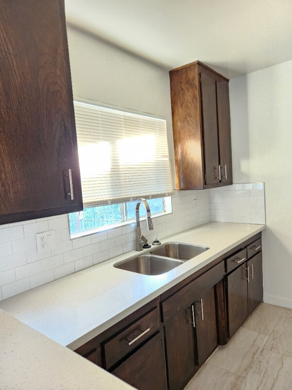 Foto del edificio - 17620 Burbank Blvd