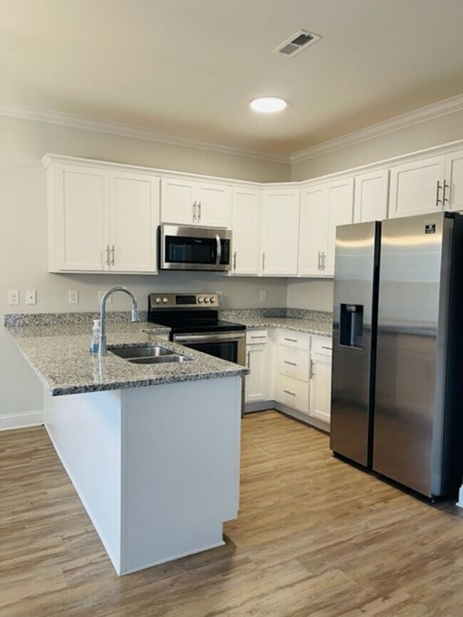 Building Photo - MOVE IN SPECIAL! Lovely End Unit in Oakhurst!