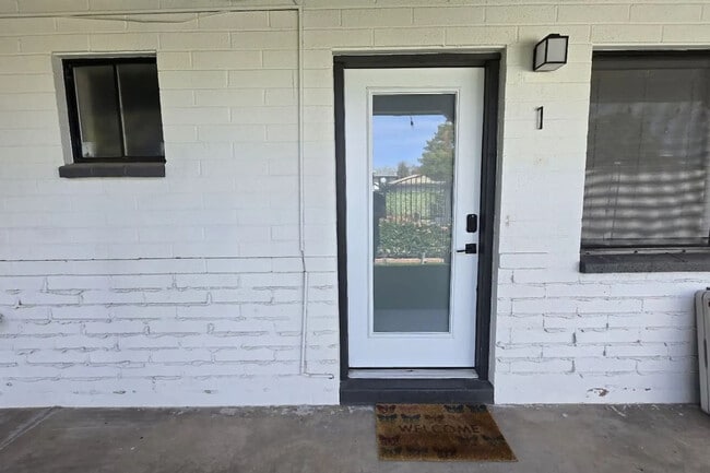Building Photo - 822 E Rose Ln