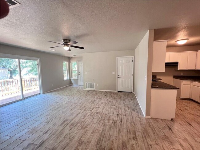 Building Photo - 831 N Lola Ln