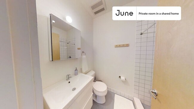 Building Photo - Private bedroom in 6 bed/2 bath Home