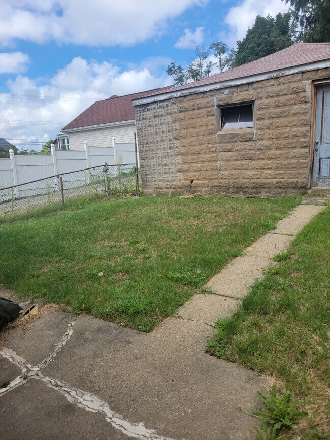 Building Photo - 1609 Cedar St