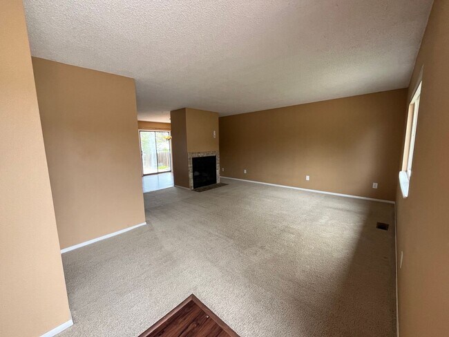 Building Photo - 3 Bed, 2 Bath Split Level with A/C! - Avai...