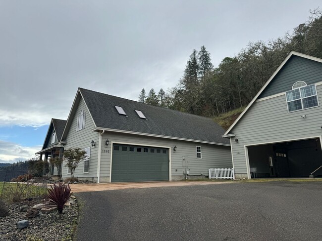 Building Photo - Nice 4 bedroom 3 bath on Rock Drive 3 car ...