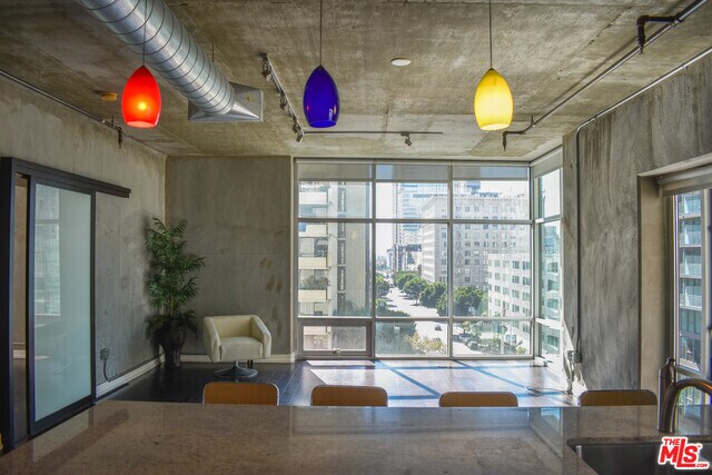 Foto del edificio - 645 W 9th St