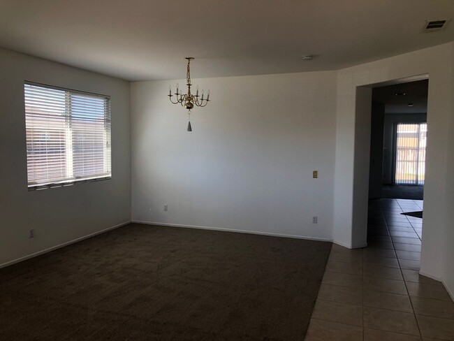 Foto del edificio - Beautiful Spacious 4 bedroom 2 bathroom Ho...