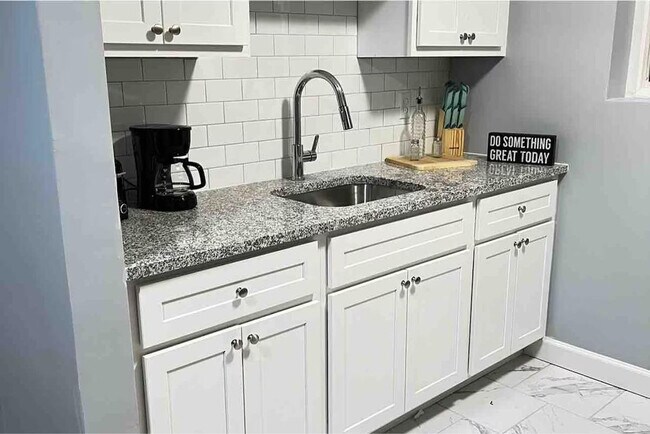 Foto del edificio - 7047 Hampton Ave