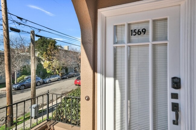 Building Photo - Private Bedroom Near UC Berkeley Campus