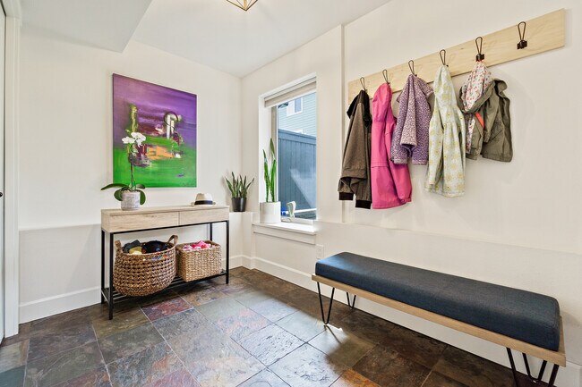 Building Photo - 466 NE Maple Leaf Pl