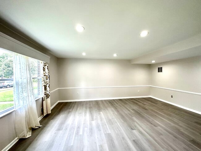 Building Photo - 1 Knaves Ct
