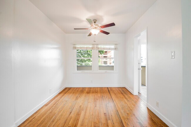 Foto del edificio - 8754.5 Belford Ave