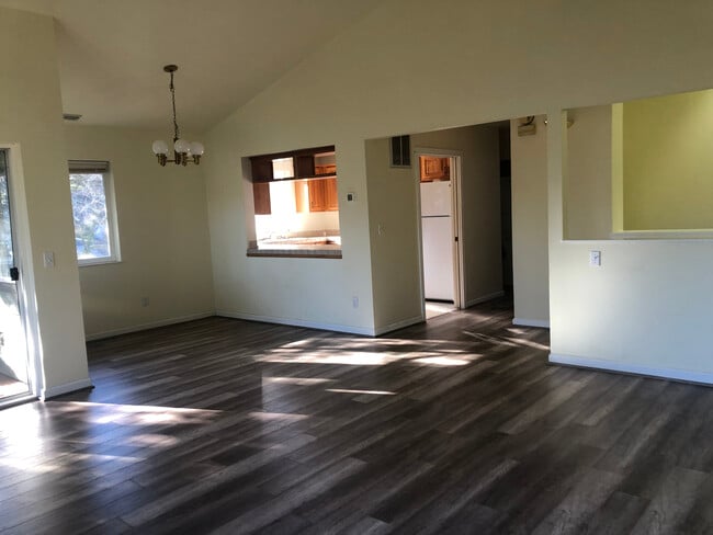 Building Photo - 618 Iowa St