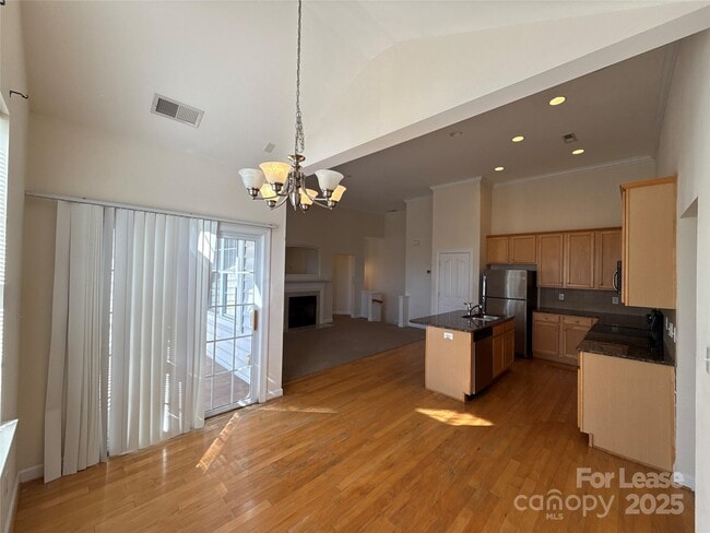 Foto del edificio - 15513 Goosefoot St