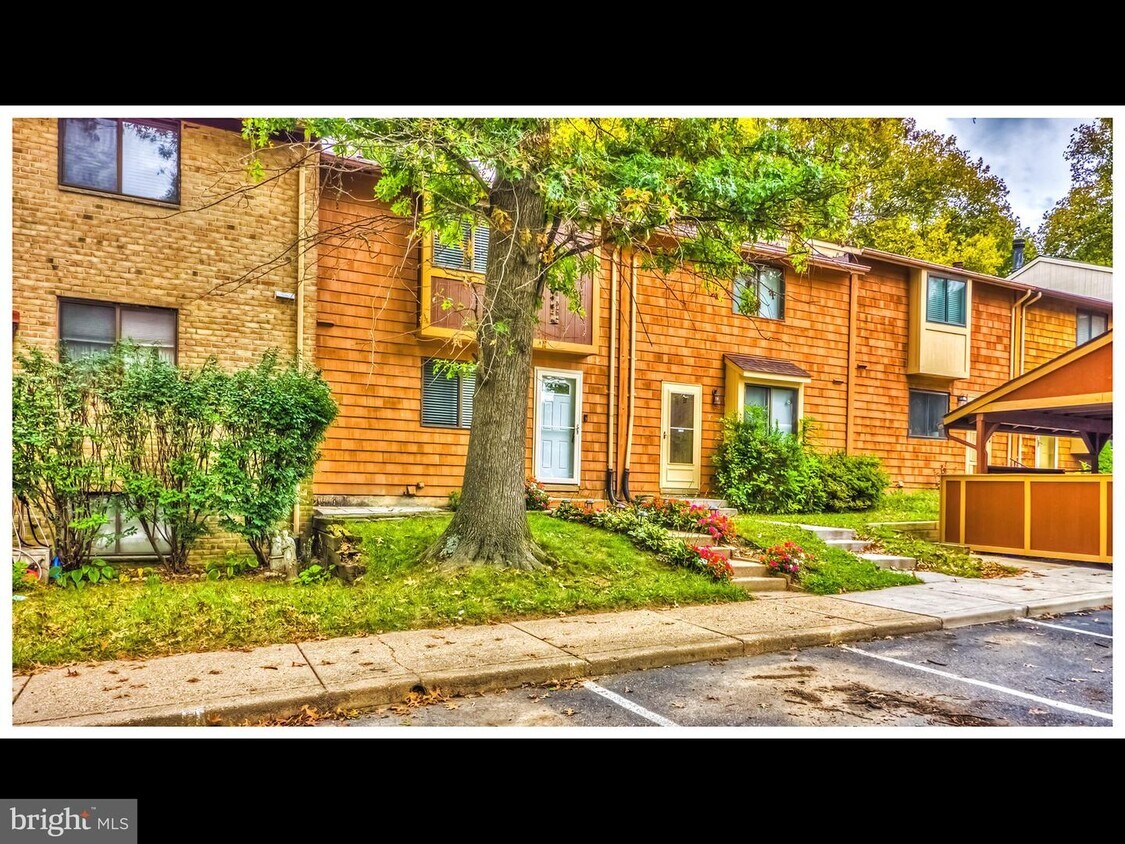 Primary Photo - 7471 Hickory Log Cir