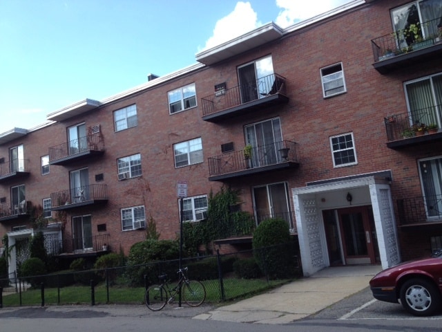 2BR/1Ba ground level unit near Jamaica Pond - 8 Robinwood Avenue