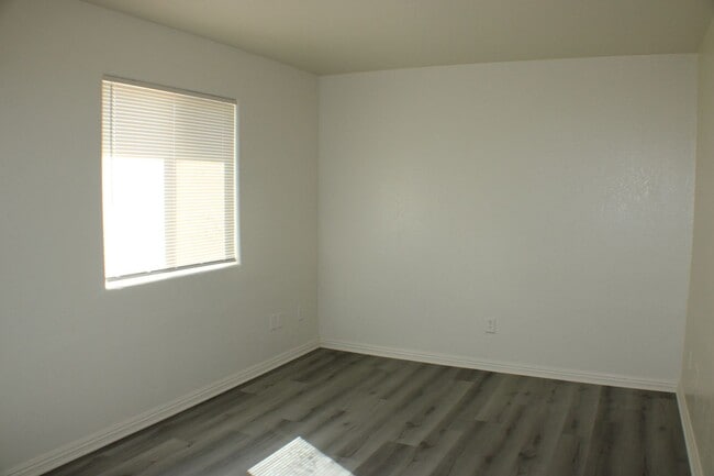Building Photo - Move-In Ready 4BR/2BA with New Flooring, Fireplace & Spacious Kitchen