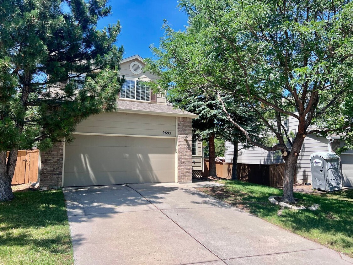 Foto principal - Wonderful 5 Bed/4 Bath Home Located on Qui...