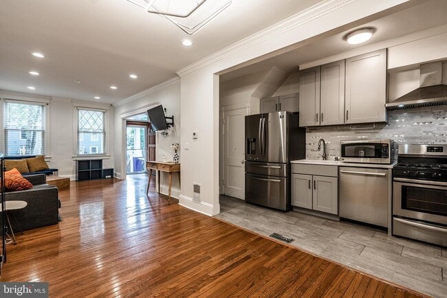 Building Photo - 927 9th St NE