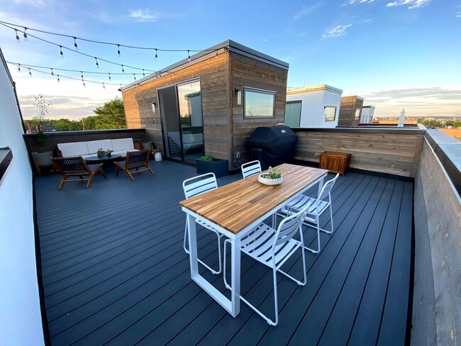 Modern 2BR + Office Townhome with Rooftop Deck in Prime Sunnyside/Highlands Location - Modern 2BR + Office Townhome with Rooftop Deck in Prime Sunnyside/Highlands Location