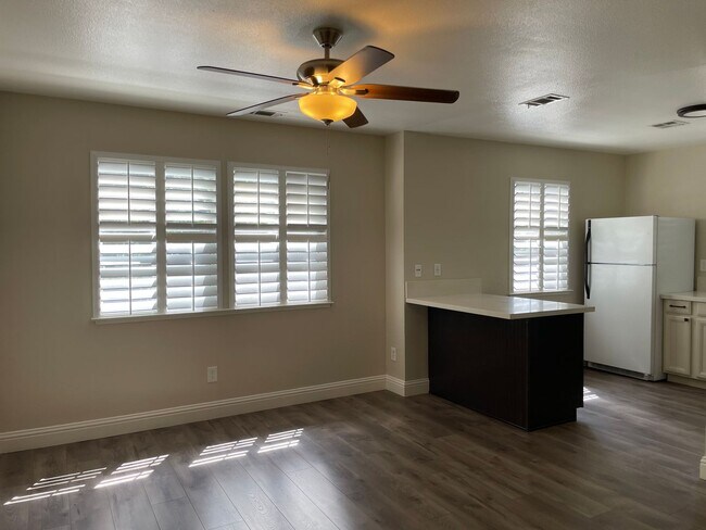 Building Photo - Amazing Location, Central Heat and Air, Washer & Dryer, Must See!