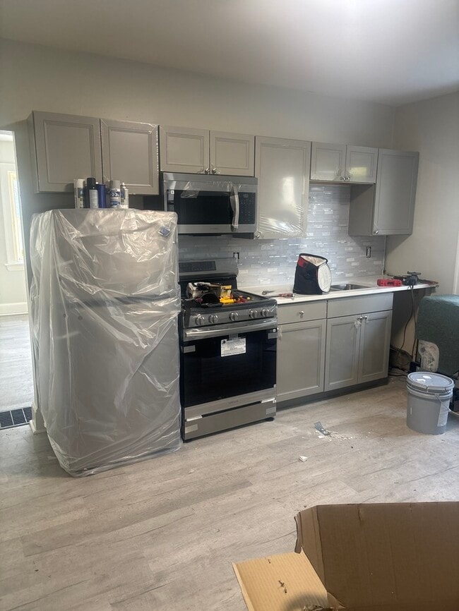 Building Photo - 2 bed 1 bath garage